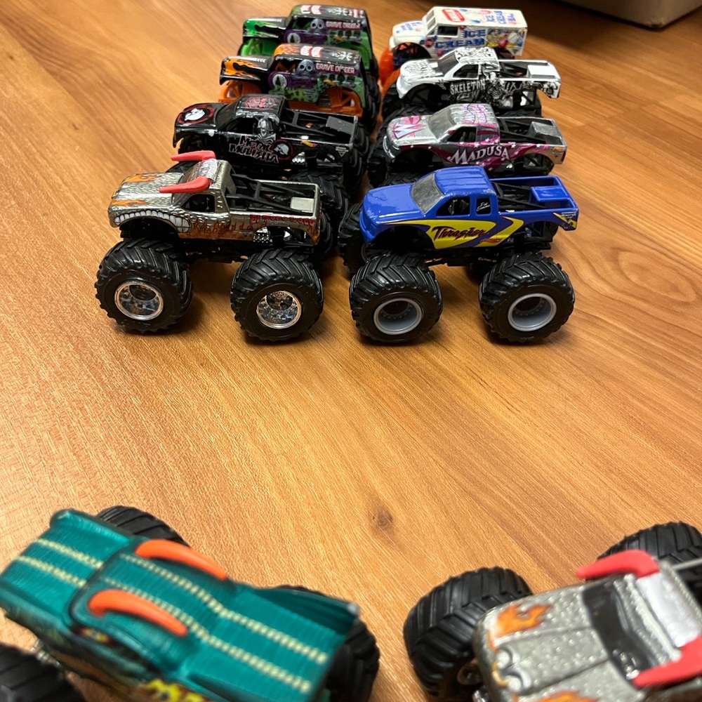 Monster Jam Monster Truck Bundle 10 pc - Picture 3 of 6